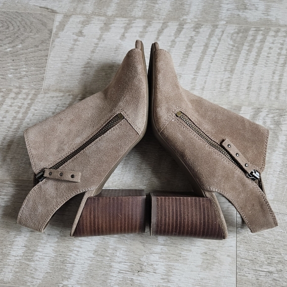 Michael Journey Block Heel Suede Leather Heel Sandals - Picture 6 of 16